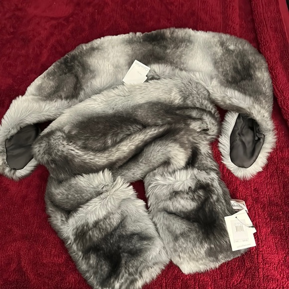 Calvin Klein Scarf Set - Picture 6 of 7